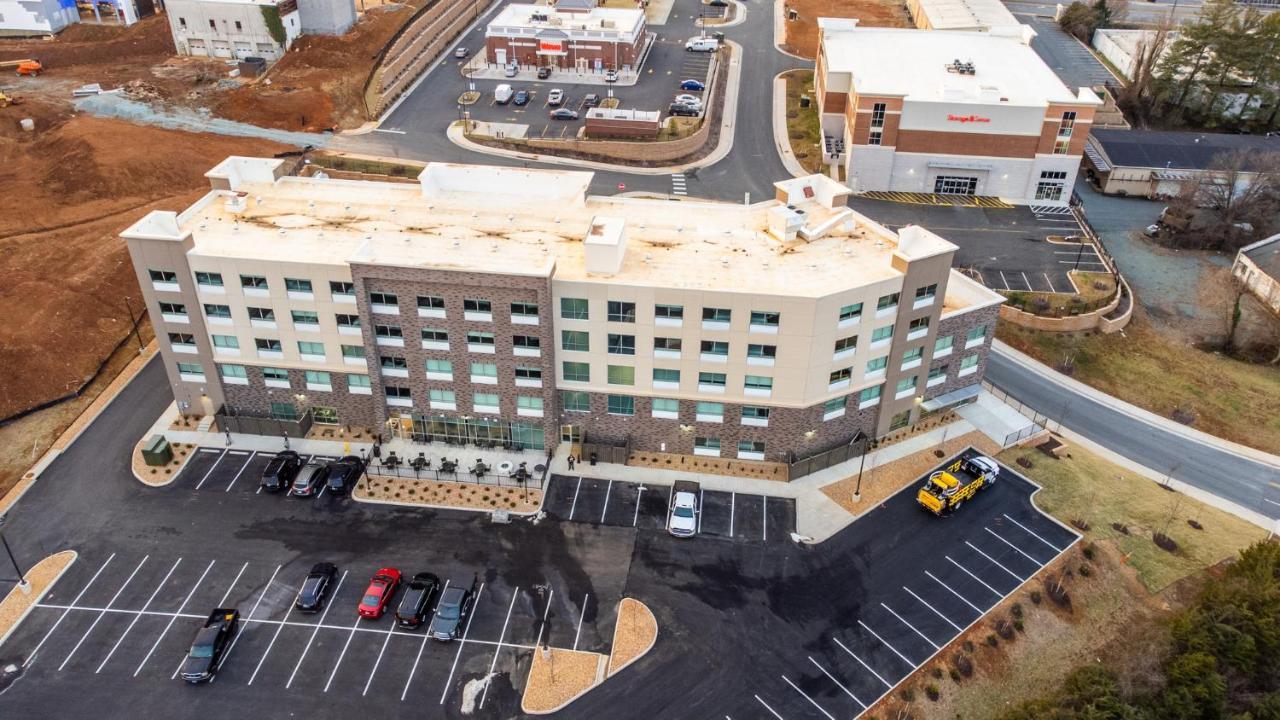 Holiday Inn Express & Suites Charlottesville By Ihg Exterior foto