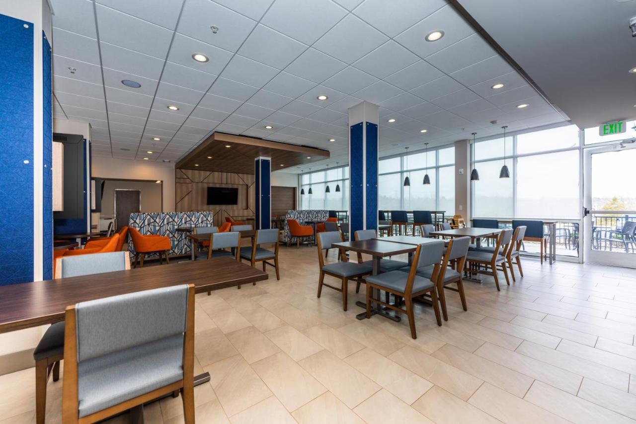 Holiday Inn Express & Suites Charlottesville By Ihg Exterior foto